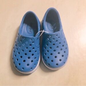 NWOT Cat & Jack unisex slip on water shoes- 5 toddler